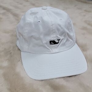 VINEYARD VINES WHITE WITH BLUE WHALE STRAP BACK HAT
